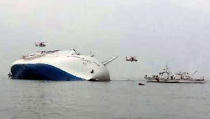 Helicópteros sobrevuelan sobre el transbordador Sewol que zozobró en aguas frente a la costa sur de Corea del Sur, el miércoles 16 de abril de 2014. Dos persoans murieron en el naufragio y casi 300 estaban desaparecidas, según las autoridades. La nave transportaba más de 470 personas, entre estas 325 estudiantes de secundaria. (AP Foto/Yonhap)