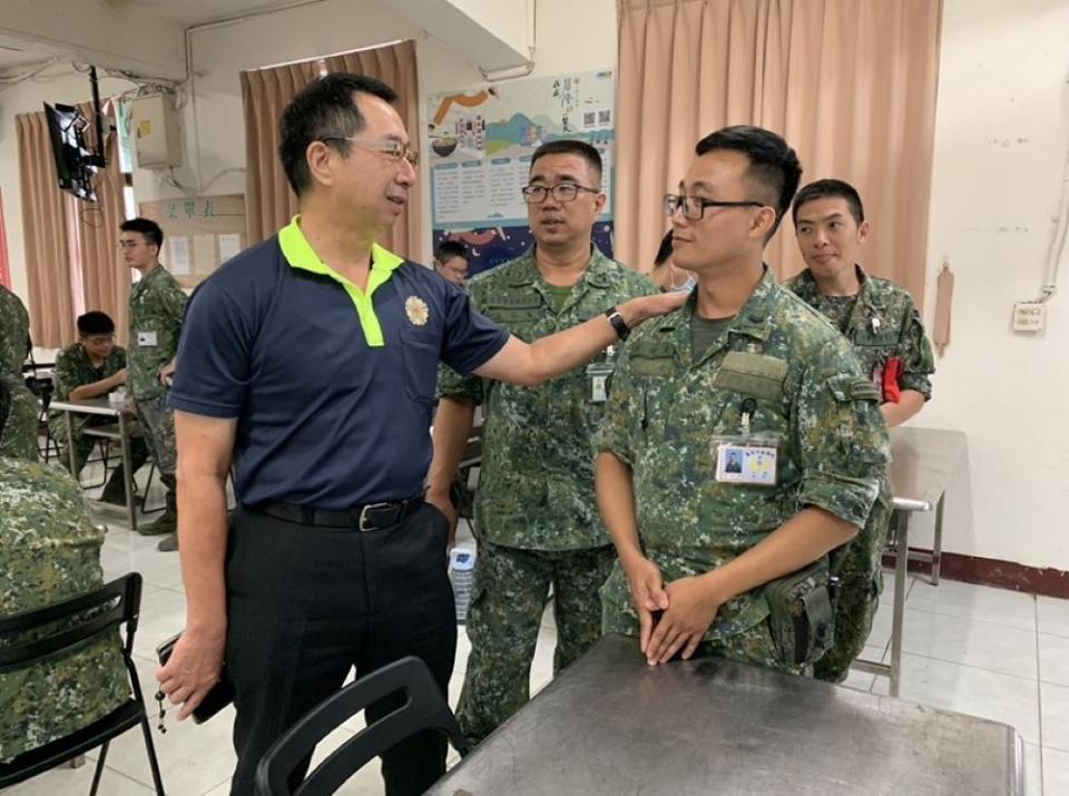 《圖說》方正處長(左)勉勵後備旅官兵袍澤於軍中長期發展，及早作好人生規劃。〈基隆榮服處提供〉