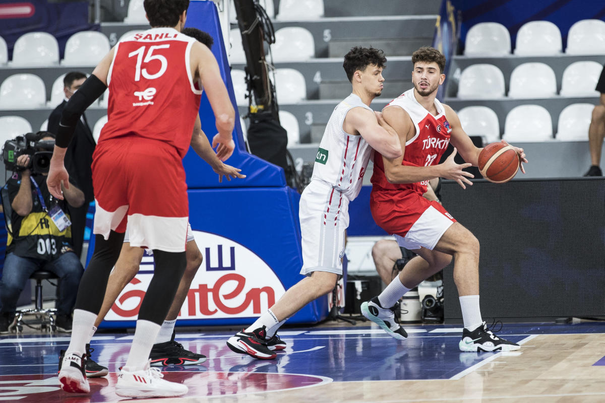 Alperan Şengün, Türkiye İzlanda’yı ezerken sınırlı FIBA ​​​​dakikalarında öne çıkıyor