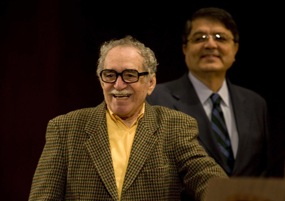 En esta foto del 18 de noviembre de 2008, el laureado escritor colombiano Gabriel García Márquez y el escritor y ex vicepresidente nicaraguense Sergio Ramírez, participan en un foto sobre el autor mexicano Carlos Fuentes en la Universidad Nacional Autónoma de México en ciudad de México. Garcia Marquez murió el jueves 17 de abril de 2014 en su casa de la capital mexicana. (AP Photo/Dario Lopez-Mills)