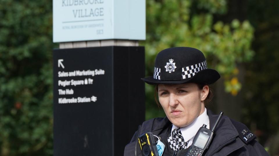 Eine Polizeibeamtin steht im Cator Park in Kidbrooke, Südlondon, in der Nähe des Tatorts, an dem die Leiche einer jungen Frau gefunden wurde.