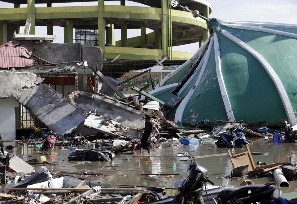 Palu, which has more than 380,000 people, was strewn with debris from the earthquake and tsunami. Source: EPA via AAP