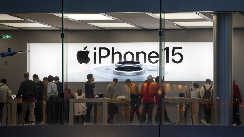 Gente comprando el nuevo iPhone 15 de Apple en la tienda Apple de Hong Kong, en el centro de Hong Kong, China. (Foto de: Bob Henry/UCG/Universal Images Group vía Getty Images)