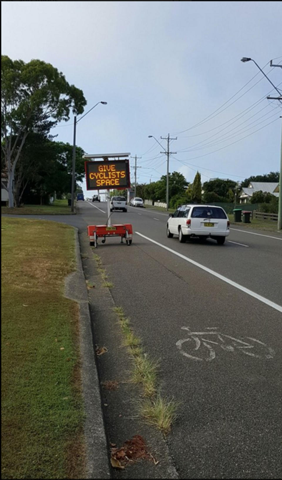 <p>Das Schild weist die Autofahrer daraufhin, dass sie nicht auf dem Radweg fahren sollen. Leider jedoch versperrt das Schild den Radfahrern selber den Weg. Ob das bedacht worden ist? (Bild: imgur)<br></p>