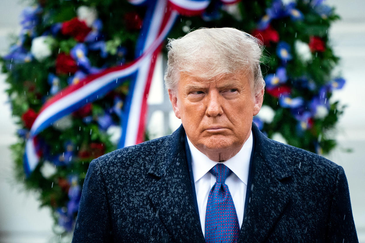 El presidente Donald Trump visita el Cementerio Nacional de Arlington el Día de los Veteranos, el 11 de noviembre de 2020, en Arlington, Virginia.  (Erin Schaff/The New York Times).