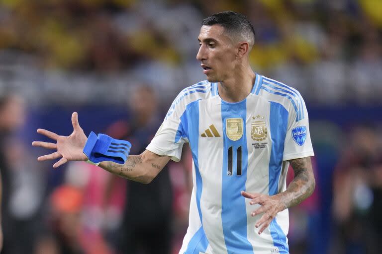 Ángel Di María recibe el brazalete de capitán después de que Lionel Messi abandonara el campo lesionado.