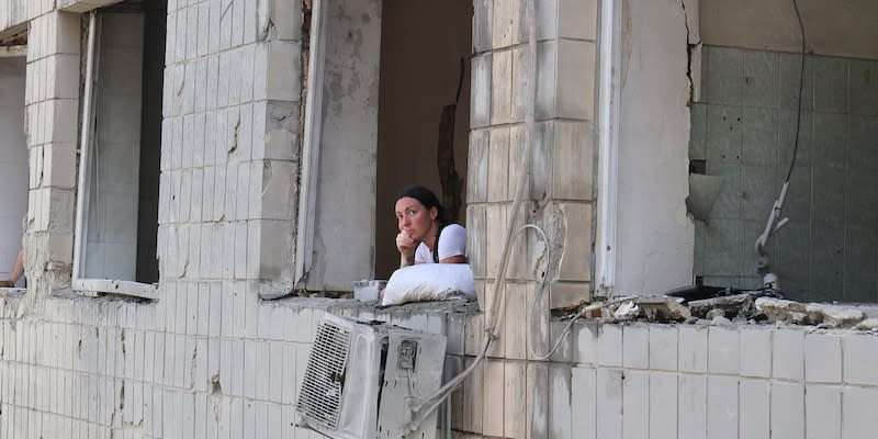 Eine Frau schaut aus einem zerstörten Fenster im Ohmatdyt-Kinderkrankenhaus nach dem russischen Angriff mit einem strategischen Marschflugkörper Kh-101<span class="copyright">dpa</span>