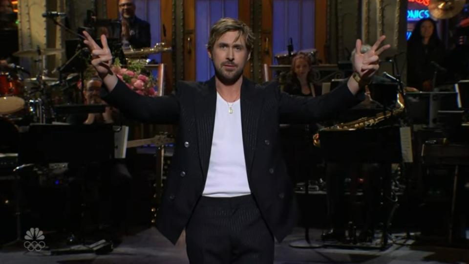 Ryan Gosling, who hosted the legendary comedy show “Saturday Night Live” yesterday, announced during his opening monologue that he had to “break up” with Ken and would not be making any jokes about his “Barbie” character. NBC / SNL