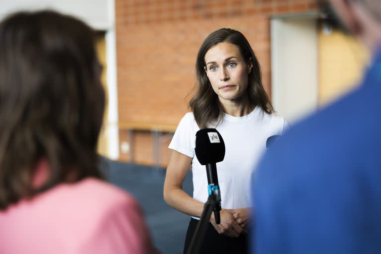 Sanna Marin responde a las preguntas de los periodistas el 18 de agosto de 2022 en Kuopio, Finlandia, antes del inicio de la reunión de verano del grupo parlamentario del Partido Socialdemócrata