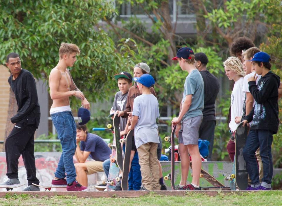 While exhibiting his mad skateboarding skills in Australia, the Canadian crooner also uncovered his mad torso. (Photo: INFPhoto.com)