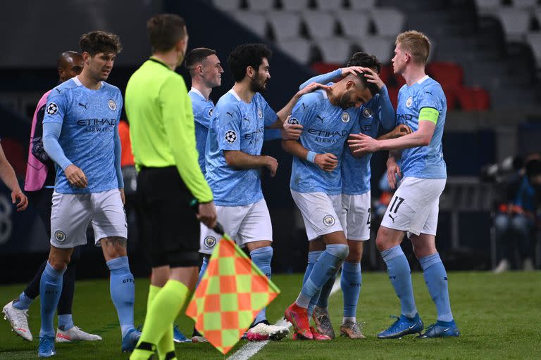 Los compañeros felicitan a Riyad Mahrez, autor del gol del triunfo de Manchester City con un tiro libre que pasó entre la barrera.