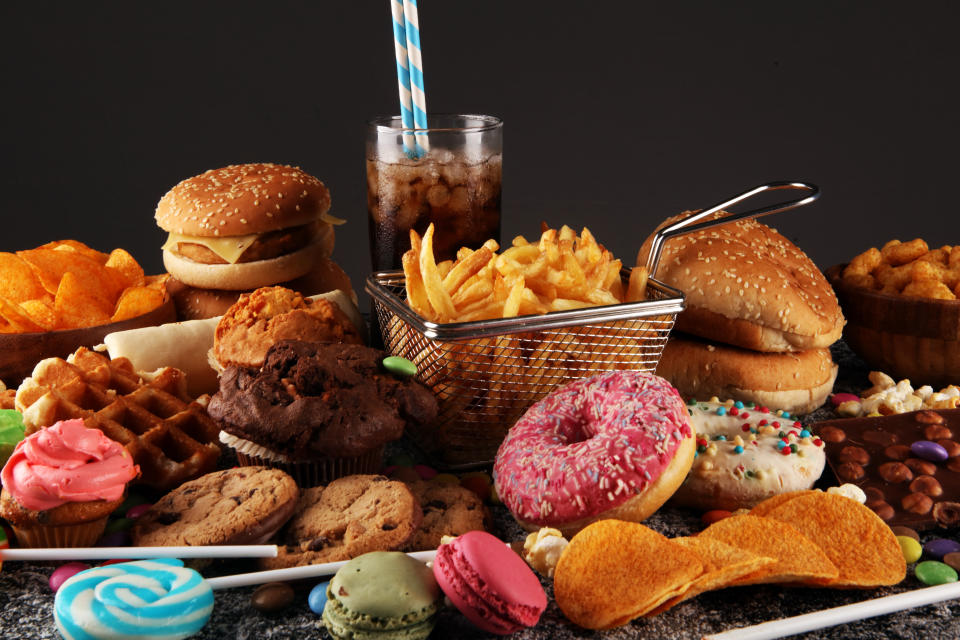 高碳水食物像是麵包、甜點、炸薯條、白飯、貝果等，都會導致血糖快速升高，長期大量食用容易引發肥胖和二型糖尿病等健康問題。