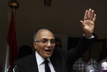 Presidential candidate and former Prime Minister Ahmed Shafiq gestures at a news conference in Cairo May 26, 2012. REUTERS/Ammar Awad