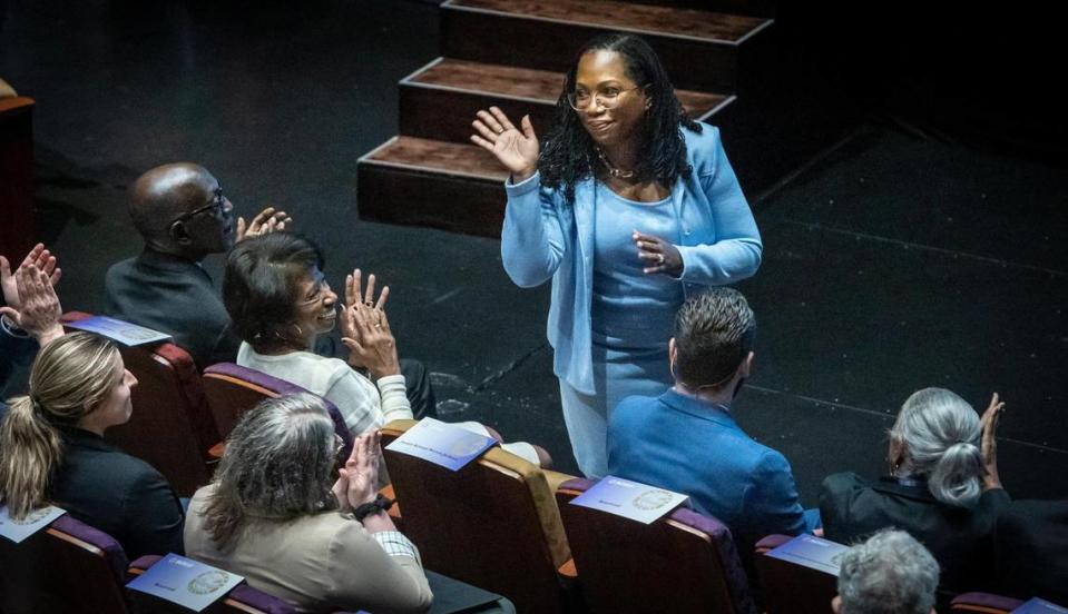 Miami, FL- 6 de marzo de 2023 - La jueza Ketanji Brown Jackson saluda a la multitud durante la ceremonia de bautizo de una calle celebrada en el Dennis C. Moss Cultural Arts Center.