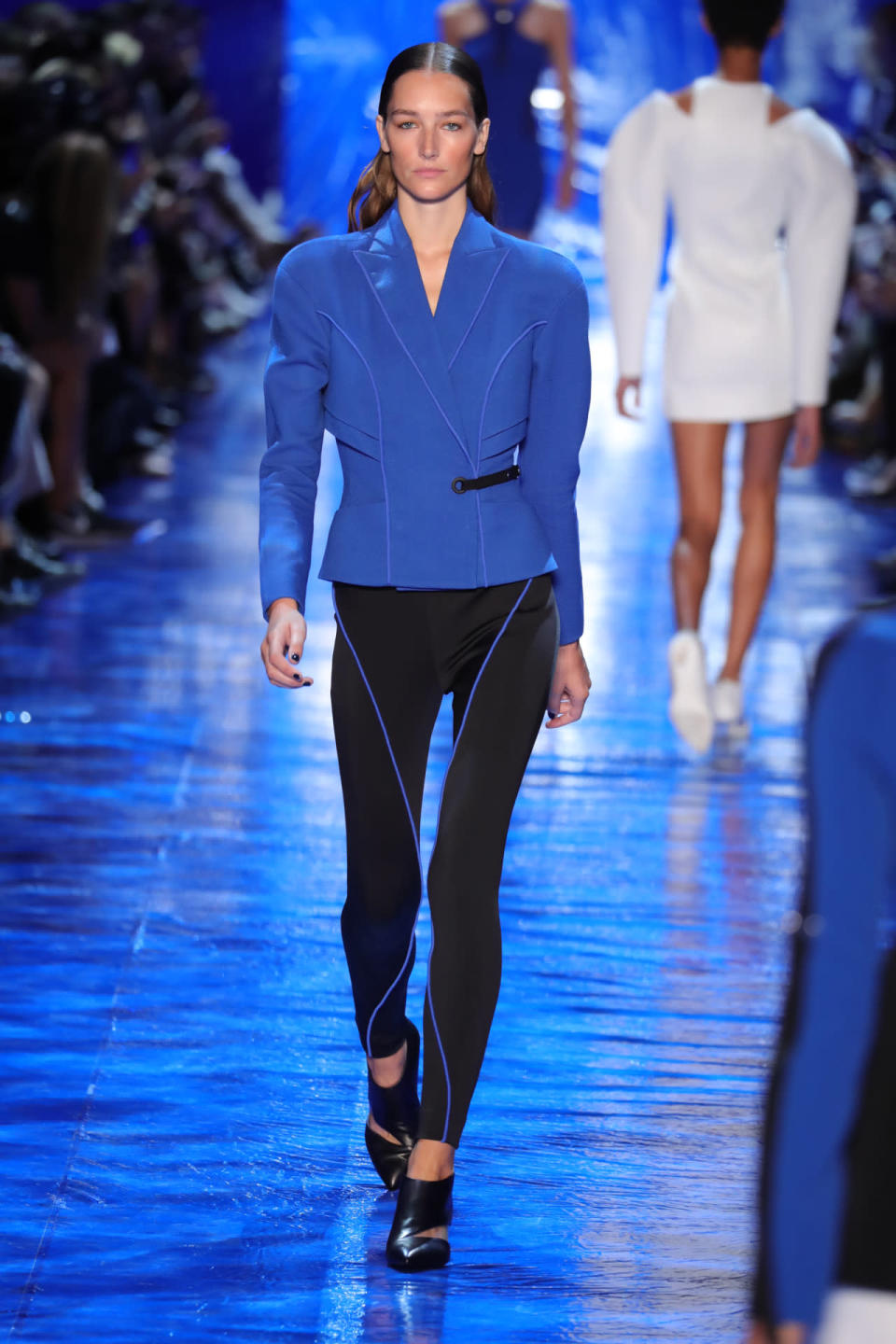 Mugler innove le tailleur-pantalon avec une veste bomber. (Photo : Antonio de Moraes Barros Filho) 