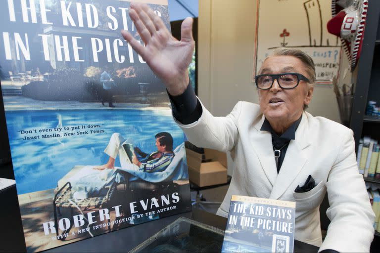 Robert Evans, el productor que sacó de la ruina a Paramount y que respaldó El padrino, aquí presentando su autobiografía, The Kid Stays in the Picture, de la que luego se desprendió un documental