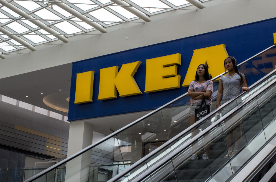 IKEA prüft derzeit, aus Kostengründen die Rolltreppen in seinen Einrichtungshäusern abzuschalten. (Bild: Getty Images)