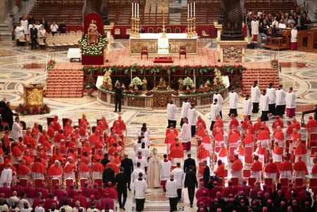 Pope Francis (C) arrives to lead a consistory as he elevate five Roman Catholic prelates to the rank of cardinal, at Saint Peter's Basilica at the Vatican, June 28, 2017. REUTERS/Alessandro Bianchi