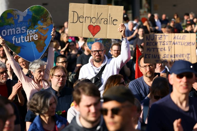 Nach dem brutalen Angriff auf den SPD-Europaabgeordneten Matthias Ecke in Dresden haben sich in der sächsischen Metropole sowie in Berlin tausende Menschen zu Solidaritätskundgebungen gegen rechte Gewalt versammelt. (CHRISTIAN MANG)