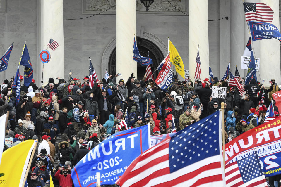 Muchedumbres de seguidores de Donald Trump irrumpieron violentamente en el Capitolio el pasado 6 de enero de 2021. (Getty Images)