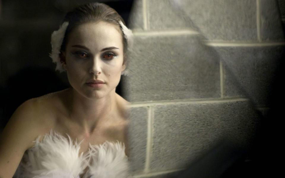 Nicht nur ihre Figur, die Ballerina Nina, gibt für ihre Karriere alles: Natalie Portman trainierte für ihre Rolle in "Black Swan" (2010) täglich fünf bis acht Stunden mit einer professionellen Tänzerin und verlor während der Dreharbeiten neun Kilo. (Bild: Fox)