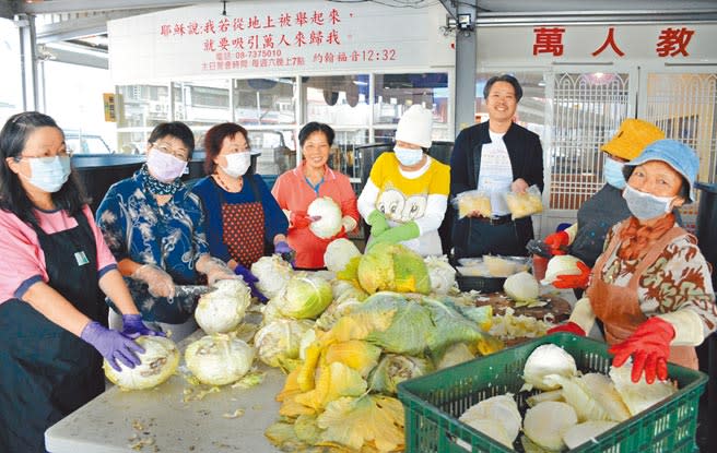 教會直購高麗菜，並找來婆媽加工作成高麗菜酸，不僅解決農民產銷問題，同時為弱勢家庭帶來收入。（林和生攝）