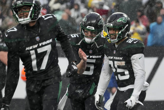 Hide your mom! The New York Jets are debuting blackout helmets for three  games this season. What are your thoughts on 'em? 