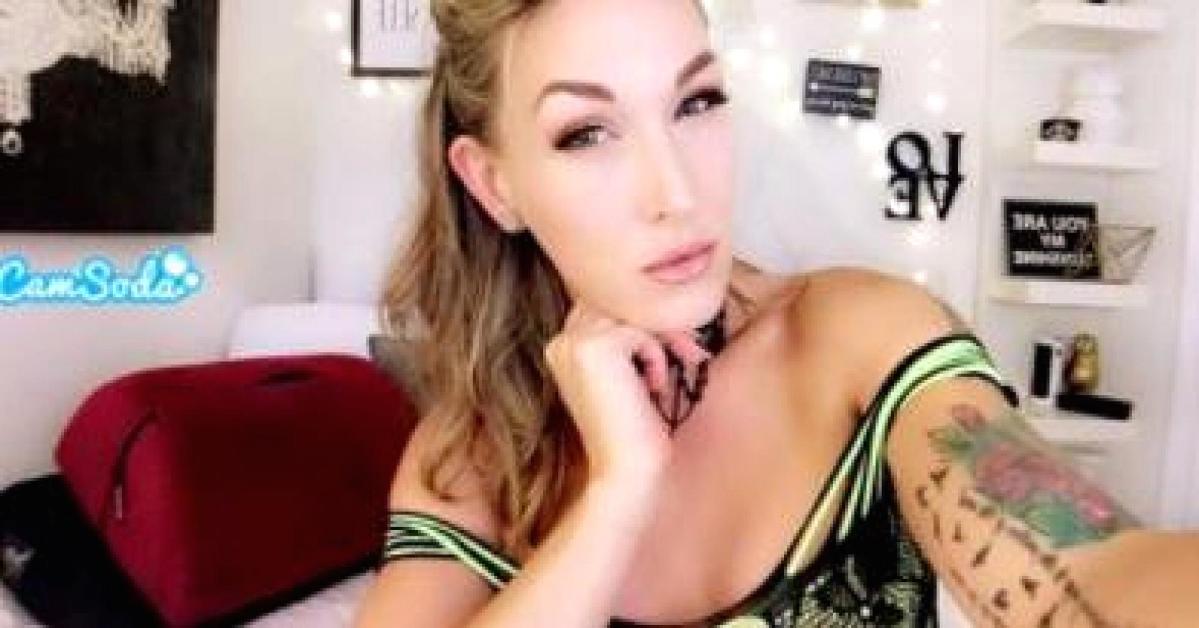 Girls Flashing Tits On Webcam - Adult entertainment company will pay you $200 a month to livestream  yourselfâ€”with your clothes on