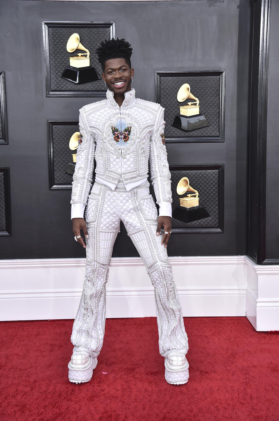 ARCHIVO - Lil Nas X llega a la 64a entrega anual de los premios Grammy el 3 de abril de 2022 en Las Vegas. Lil Nas X será homenajeado por el Salón de la Fama de los Compositores con el Premio Hal David Starlight, que reconoce a “compositores jóvenes talentosos que están teniendo un impacto significativo en la industria de la música a través de sus canciones originales”. (Foto por Jordan Strauss/Invision/AP, archivo)