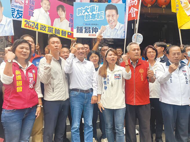 國民黨總統參選人侯友宜（左三）2日南下高雄，搶攻南部選票，表示「兩岸要有客機，而不是戰機！」（洪浩軒攝）