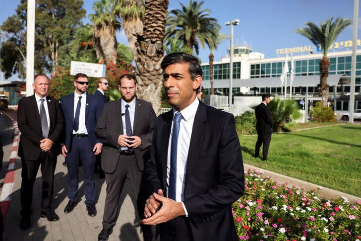 El primer ministro británico, Rishi Sunak, habla con la prensa tras aterrizar en el aeropuerto internacional Ben Gurion en Lod, cerca de Tel Aviv, Israel.