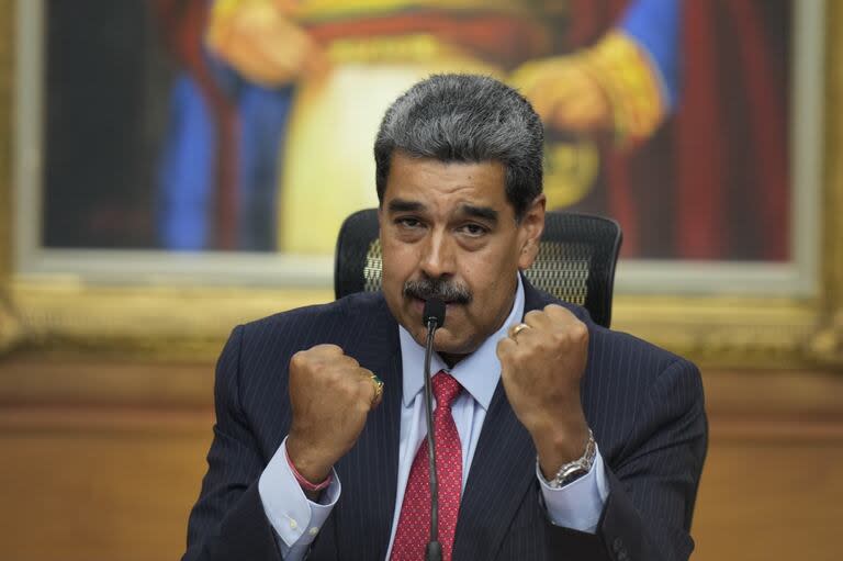 El presidente Nicolás Maduro, en una conferencia de prensa en el Palacio de Miraflores, en Caracas. (AP/Matias Delacroix)
