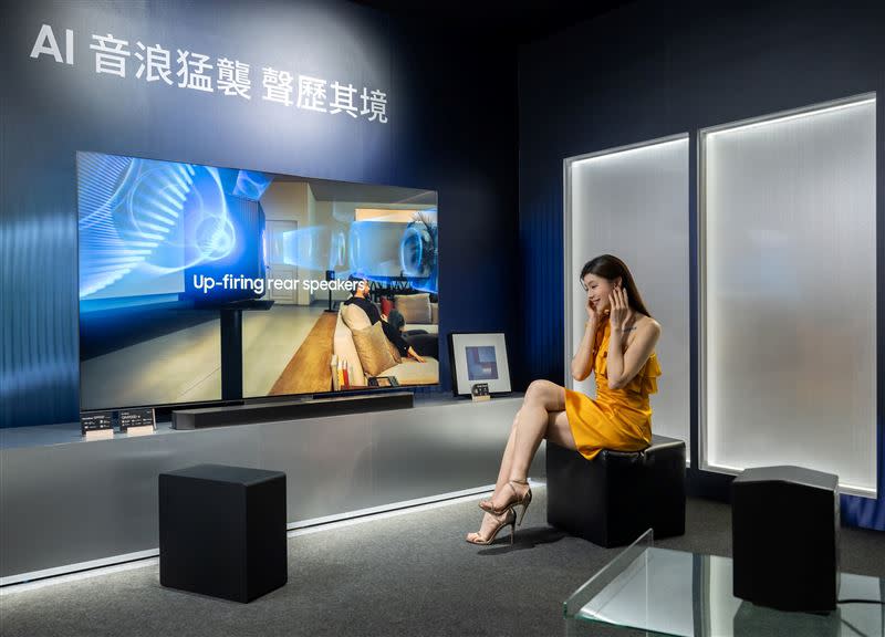 三星新一代Q系列Soundbar，與三星智慧顯示器連結後，透過AI晶片分析，展現更為細緻的3D環繞立體感。（圖／品牌業者提供）