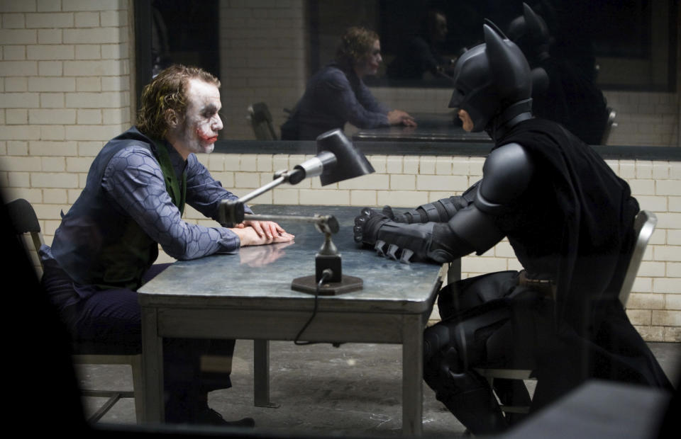 En esta imagen proporcionada por la Biblioteca del Congreso Heath Ledger, izquierda, y Christian Bale en una escena de la película de 2008 "The Dark Knight" (“Batman: El Caballero de la Noche”). La película fue agregada al Registro Nacional de Cine en diciembre de 2020. (Warner Bros.-Library of Congress via AP)