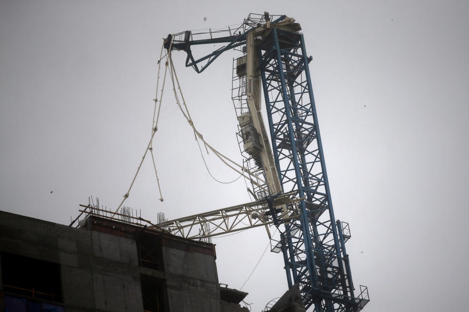 A collapsed construction crane is seen in Downtown Miami as Hurricane Irma arrives at south Florida, September 10, 2017. REUTERS/Carlos Barria TPX IMAGES OF THE DAY