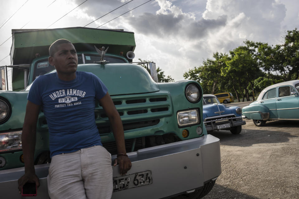 Conductores esperan su turno para repostar sus vehículos en una gasolinera en La Habana, Cuba, el jueves 14 de julio de 2022. (AP Foto/Ramon Espinosa)