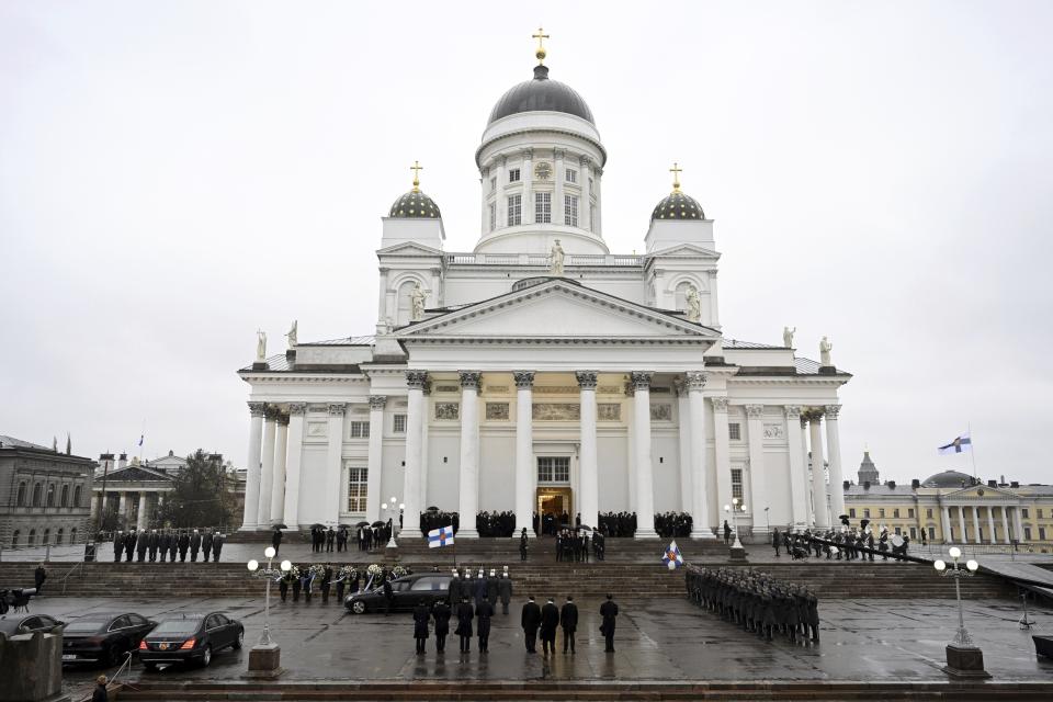 The funeral cortege arrives at the Helsinki Cathedral during the state funeral of former President of the Republic Martti Ahtisaari, in Helsinki, Finland, Friday Nov. 10, 2023. Former president of Finland Martti Ahtisaari passed away on Monday, Oct. 16, 2023 in Helsinki. He was 86 years old. Ahtisaari was President of the Republic of Finland from 1994 to 2000. (Markku Ulander/Lehtikuva via AP)