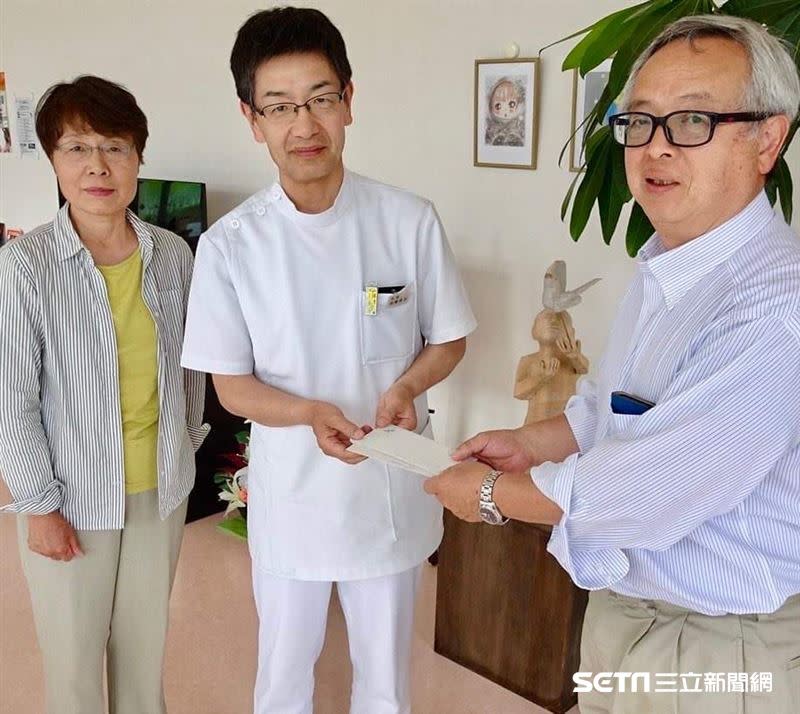 丸口先生夫妻分別把來自台灣的善款捐給南相馬市的「福興濱團」與「絆診療所」。（圖／大和田新授權提供）