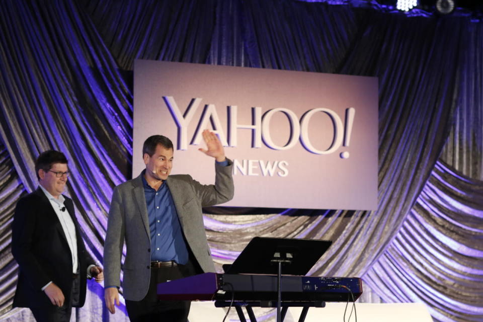 David Pogue waves goodbye to the audience.
