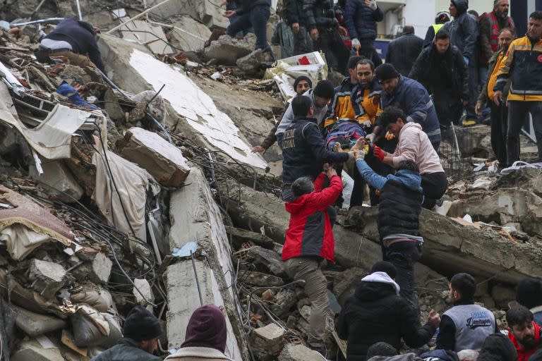Voluntarios sacan a heridos de entre los escombros en Adana, Turquía