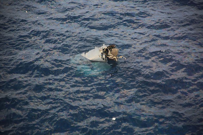 Esta foto tomada el 29 de noviembre de 2023 por el 10º Cuartel Regional de la Guardia Costera de Japón y recibida a través de Jiji Press muestra los restos de un avión Osprey estadounidense que se estrelló en el mar frente a la isla de Yakushima