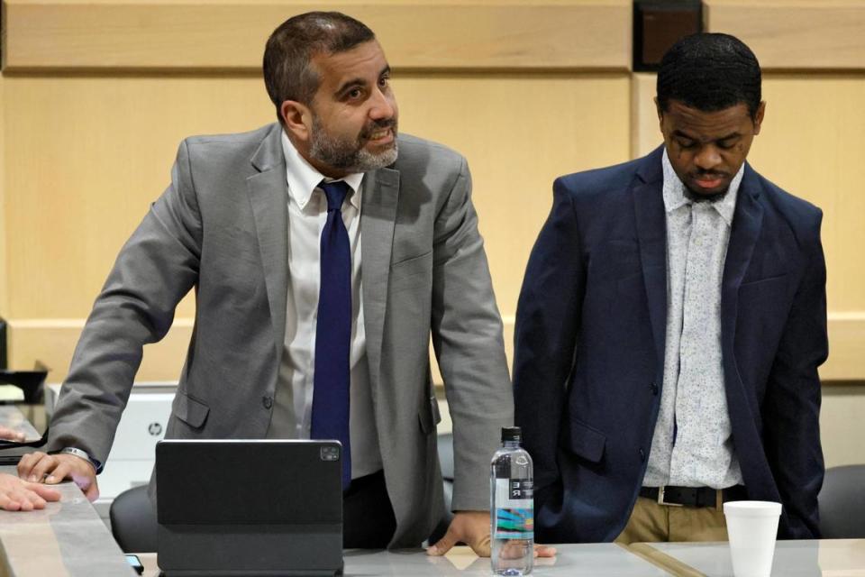 El abogado Mauricio Padilla está de pie con su cliente, el presunto cómplice del tiroteo Dedrick Williams, mientras habla en el tribunal sobre una alegación de que al menos un miembro del jurado vio a Williams entrar en la corte por la entrada principal con grilletes. Esto antes del inicio del segundo día de los argumentos finales en el juicio por el homicidio de XXXTentacion en el Tribunal del Condado Broward, en Fort Lauderdale, el miércoles 8 de marzo de 2023. El rapero emergente XXXTentacion, nacido Jahseh Onfroy, de 20 años, fue asesinado durante un robo afuera de Riva Motorsports en Deerfield Beach en 2018 presuntamente por los acusados Michael Boatwright, Trayvon Newsome y Dedrick Williams.