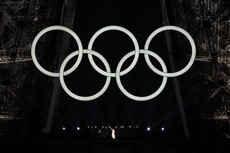 La cantante canadiense Celine Dion actúa en la Torre Eiffel al final de la ceremonia de apertura de los Juegos Olímpicos París 2024