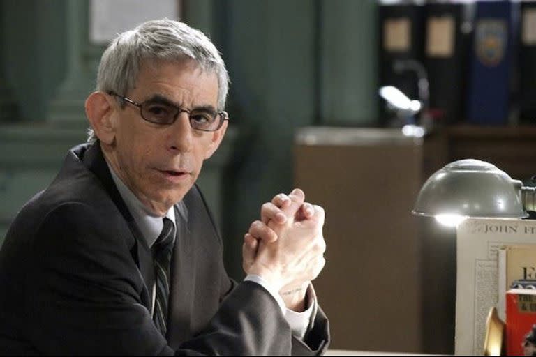 El personaje de John Munch fue tan popular que Richard Belzer tuvo algunas participaciones en diversos shows, donde interpretó al reconocido detective neoyorkino