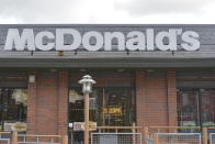 <p>Raymond Kroc, il fondatore di McDonald’s, vendeva macchine per frullati e frappè quando incontrò la prima volta i fratelli Dick e Mac McDonald’s, proprietari di un ristorante che serviva hamburger a San Bernardino, in California. Anni dopo comprò i diritti per usare il nome. </p>