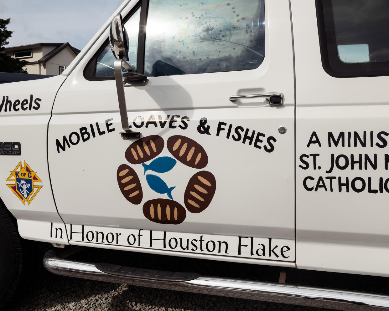 El camión original que se usaba para entregar alimentos con Mobile Loaves & Fishes, una organización sin fines de lucro que desde entonces ha reunido una flotilla de vehículos que hacen recorridos diarios para entregar ropa y alimentos a las personas en situación de calle, en Austin, Texas, el 10 de noviembre de 2023. (Eli Durst/The New York Times)