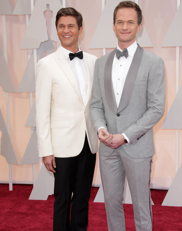 <p><b>Neil Patrick Harris und David Burtka </b></p><p>Sie lernten sich ganz unglamourös auf der Straße kennen und lieben. Seit 2004 sind die beiden ein Paar. Burtka war damals noch mit dem Produzenten Lane Janger liiert, den er für Harris verließ. Die Männer führen eine glückliche und skandalfreie Beziehung, die 2014 mit einer Heirat in Italien gekrönt wurde. Die Zwillinge Harper Grace und Gideon Scott wurden von einer Leihmutter ausgetragen und machen das Liebesglück perfekt.</p>