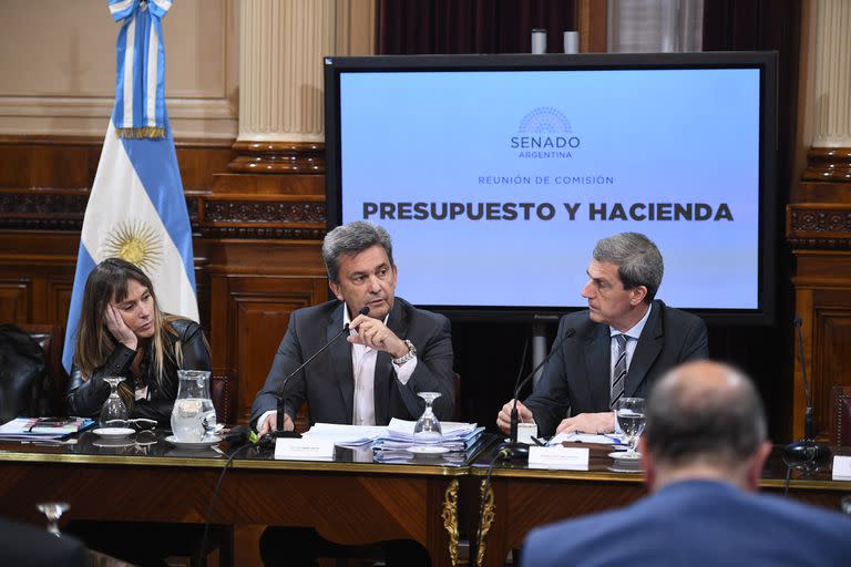 La reunión de la Comisión de Presupuesto y Hacienda en el salón Azul del Senado