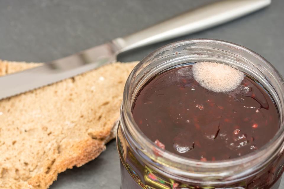 Bei Marmelade erkennen Sie am Schimmel an der Oberfläche, dass sie schlecht ist. Allerdings können Sie diesen einfach großzügig entfernen, wenn die Marmelade oder Konfitüre einen Zuckergehalt von mehr als 50 Prozent hat. Bei weniger als 50 Prozent sollten Sie sie allerdings komplett entsorgen. Ein Verblassen der Farbe ist dagegen kein Grund, den Aufstrich wegzuwerfen, er ist nach wie vor genießbar.