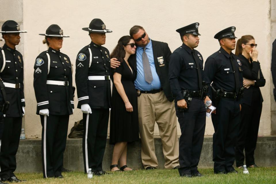 Familia, amigos, funcionarios municipales y colegas oficiales homenajearon al oficial de Policía de Los Ángeles, Houston Tipping, en el Forest Lawn Hollywood Hills - Hall of Liberty Mosaic Deck. Miércoles 22 de junio de 2022 en Los Ángeles (AP)